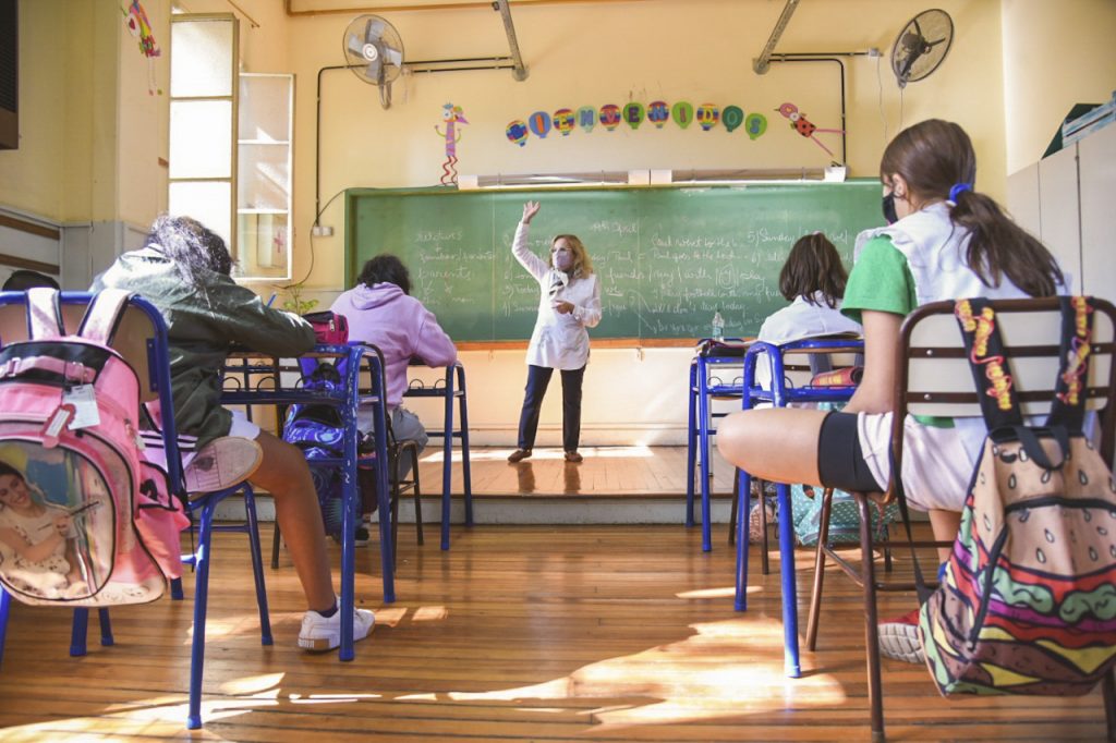 La Provincia ofreció un nuevo aumento a estatales y docentes y reabrirá ...
