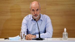 NOTICIAS ARGENINAS  ABRIL 16:  El jefe de gobierno porteño,  Horacio Rodríguez Larreta,  durante la conferencia de  prensa que esta ofreciendo en  la sede del ministerio de  educación de la ciudad.   Foto NA: JUAN VARGAS