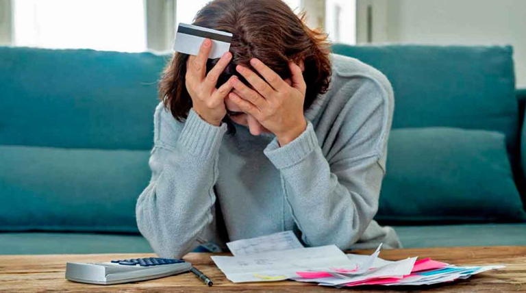 El sueldo no alcanza: 56,4% de los hogares se endeuda y más de la mitad no llega al día 20 del mes