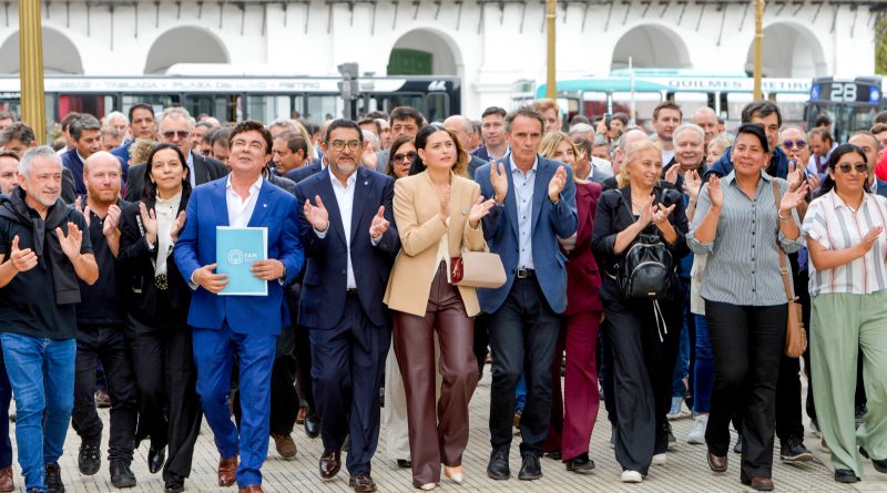 Katopodis, intendentes e intendentas del país le reclamaron a Milei que baje la nafta y haga las obras