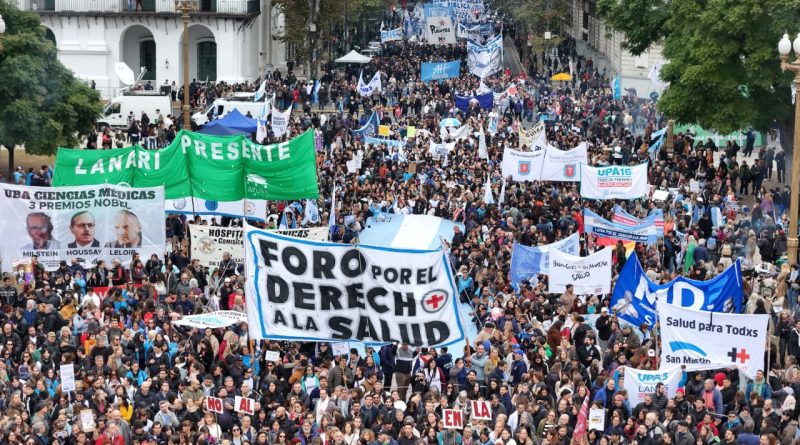 Masiva movilización contra el ajuste a la salud pública