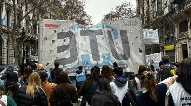 Paro docente nacional: CTERA y SUTEBA se movilizaron para exigir la convocatoria a la paritaria y denunciar el ajuste educativo