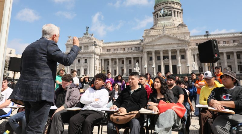 La UBA sale a la calle con servicios de salud gratuitos y clases magistrales en Plaza de Mayo La UBA sale a la calle con servicios de salud gratuitos y clases magistrales en Plaza de Mayo
